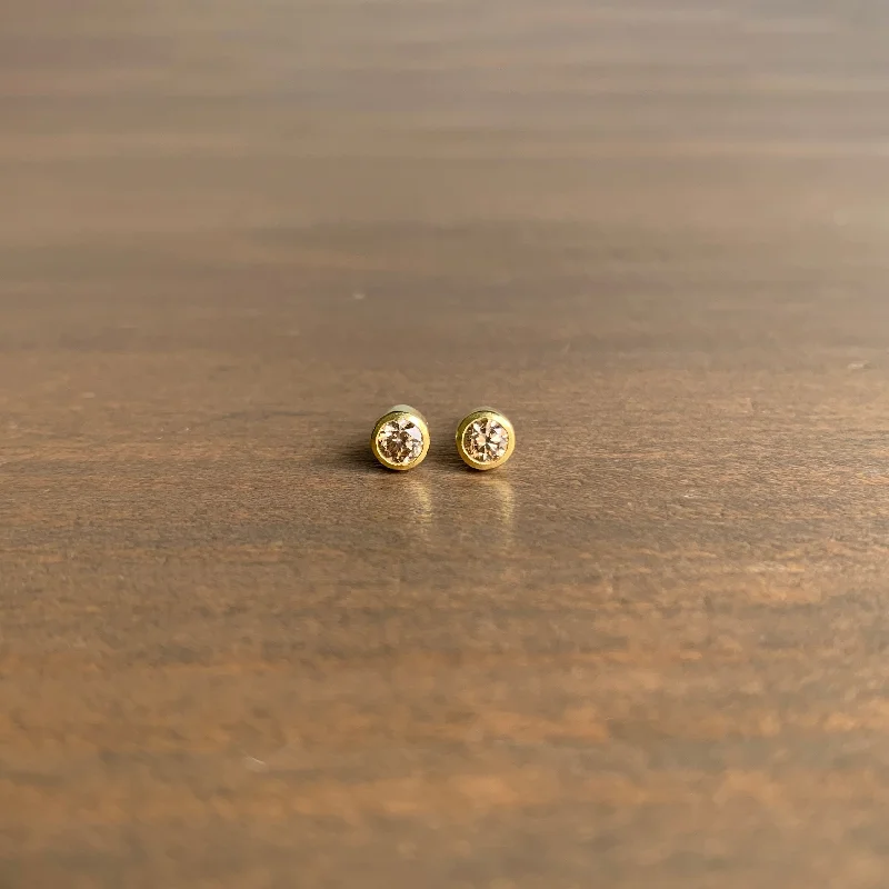 Women's stud earrings-Round Brown Diamond Stud Earrings